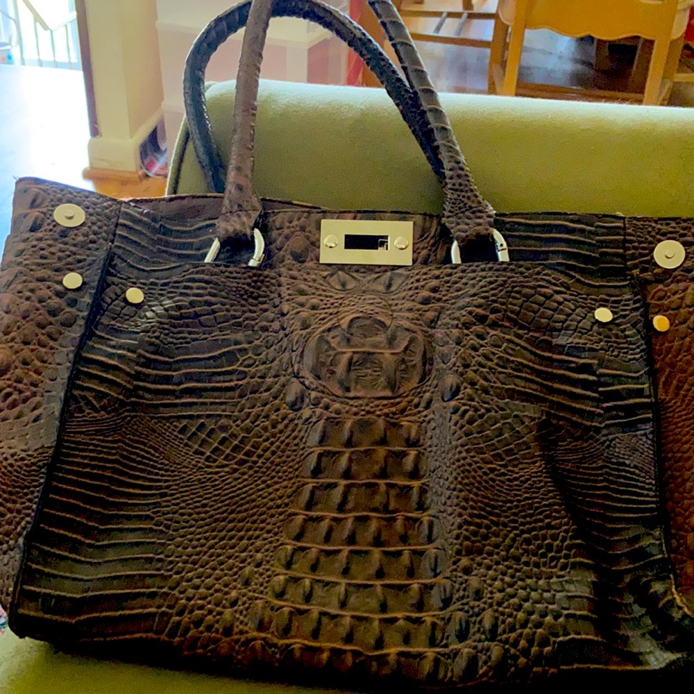 FINAL PRICE!!! VEGAN LEATHER SATCHEL. NO MARKS OR DIRT STAINS.